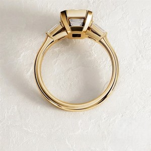 แหวนหมั้นเพชรทรงเอเมอรัลด์คัท ทองคำขาว 14K เพชรเลี้ยงในห้องปฏิบัติการ สไตล์อาร์ตเดโค รับรองโดย IGI ของขวัญเครื่องประดับชั้นดีสำหรับเจ้าสาว - Product Image 4