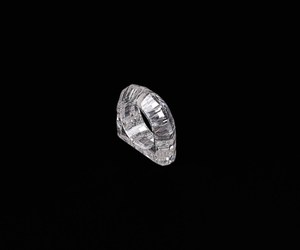 Bague en diamant de laboratoire ovale de 10,43 carats, coupe fantaisie, avec bande sculptée et cristaux de diamant - Product Image 2
