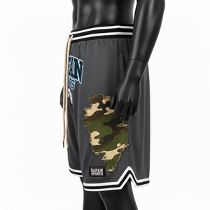 Shorts de basket-ball pour hommes, respirants, en polyester mesh, avec empiècements latéraux camouflage noir, logo personnalisé par sublimation. - Product Image 5