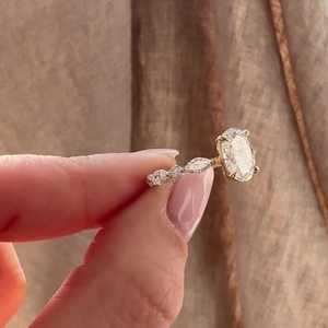 Bague de fiançailles en diamant de laboratoire taille ovale avec pierres latérales marquise et rondes, bande statement, or massif 14K 18K sur mesure, vente en gros - Product Image 6