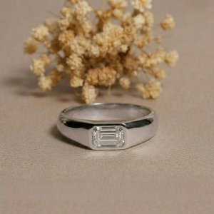 Anillo de Compromiso con Diamante Corte Esmeralda, Oro Blanco de 14K, Engaste de Bisel, Anillo de Banda Geométrico Clásico Unisex para Pareja - Product Image 3