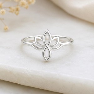 Bague Fleur de Lotus en Argent Sterling 925, Bague Florale Minimaliste, Bague Délicate Empilable, Bijoux Floraux Inspirés de la Nature pour Femmes - Product Image 3