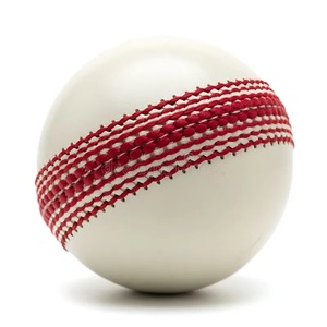 Balle de cricket classique blanche avec surpiqûres rouges, cousue à la main, équipement sportif durable - Product Image 1