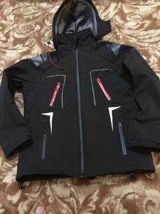 Veste softshell coupe-vent noire à capuche pour homme avec fermetures éclair rouges, vêtements d'hiver sportifs pour l'extérieur - Product Image 1