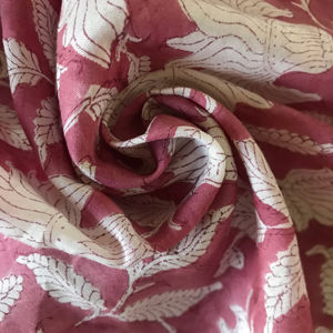 ผ้าฝ้ายพิมพ์ลายด้วยมือ – พื้นสีแดงเลือดหมูพร้อมลายดอกไม้สีงาช้าง |   สิ่งทอทำมือจากอินเดีย - Product Image 2