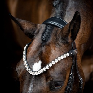 Diadema para caballo en forma de U personalizada, de cuero negro premium, con una hilera de cristales redondos grandes, estilo Mega Bling. - Product Image 1
