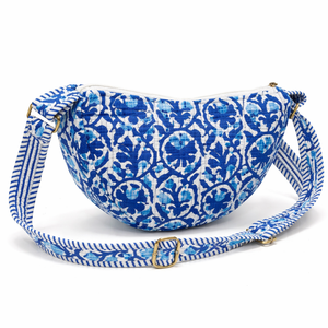 Sac à main léger en coton bleu indigo à imprimé floral géométrique, résistant à l'eau, avec bandoulière réglable et fermeture éclair - Product Image 1
