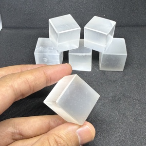 หินเซเลไนต์ขัดเงาทรงลูกบาศก์สำหรับทำเฟิงสุ่ย หินบำบัดคริสตัล ขายส่งเซเลไนต์ขนาด 25-30 มม. ทรงลูกบาศก์ขัดเงาจากอินเดีย - Product Image 3