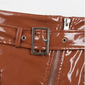 Jupe courte en cuir PU taille haute pour femme, asymétrique, avec fermeture éclair, ceinture et poches, style motard, couleur unie brillante, toutes saisons - Product Image 4