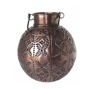 Vase décoratif en aluminium conçu par des designers pour un style et une décoration résidentiels élégants - Product Image 3
