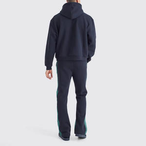 Survêtement évasé très extensible, confectionné avec un tissu durable et absorbant la transpiration, et une taille haute pour un ajustement flatteur et confortable. - Product Image 2