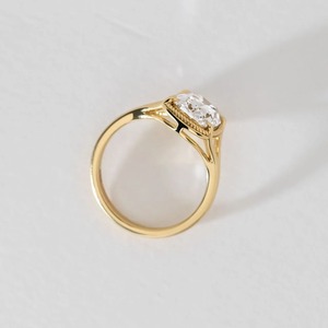แหวนหมั้นเพชรทรงคุชชั่นยาว 14K 18K ทองคำเหลือง 3CT แบบวินเทจ ดีไซน์แยกแหวน สำหรับผู้หญิง สั่งทำได้ - Product Image 5
