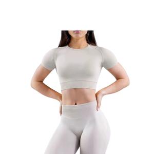 Haut court côtelé respirant pour femme, personnalisé, de haute qualité, à manches longues, pour le fitness et la gym, avec rembourrage, vente en gros - Product Image 3