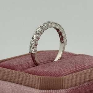 Anillo de media eternidad con diamantes redondos brillantes, cultivados en laboratorio, plata 925, regalo de compromiso y boda, joyería sorpresa para tu pareja. - Product Image 2