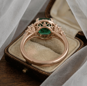 Anillo de Compromiso de Lujo en Plata 925 con Esmeralda y Moissanita, Corte en Forma de Balón, Gema Verde Leo, Joyería Fina de Moissanita - Product Image 1