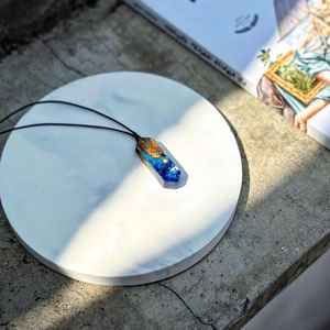 Collier Pendentif Minimaliste en Bois et Résine, Bijou Rustique en Bois et Résine - Product Image 3