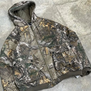 เสื้อฮู้ดดี้ล่าสัตว์ลายต้นไม้สำหรับผู้ชาย ขายส่ง ผลิตจากโพลีเอสเตอร์ 100% พิมพ์ลายแบบนูน ซับลิเมชั่น พร้อมปักลาย  ผ้าฟลีซสำหรับฤดูหนาว - Product Image 4