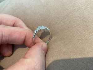 Anillo de moissanita con corte esmeralda y siete piedras únicas para mujer, plata 925 original con baño de oro, ideal como regalo de promesa nupcial. - Product Image 2