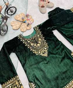 Ensemble Salwar Kameez de Luxe pour Enfants en Velours Vert Émeraude, Broderie Lourde, Tenue Ethnique pour Filles, Qualité Boutique, Hiver, Fête, Bollywood - Product Image 6
