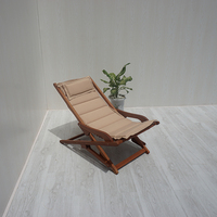 Chaises longues en teck modernes et confortables avec coussin beige, pliables pour une utilisation en intérieur/extérieur dans un jardin, un hôtel, une villa ou une cour.