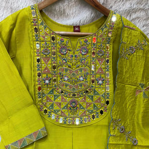 Ensemble Kurti et pantalon en soie de manguier Royal Muse Designer avec broderie miroir et broderie à la main - Product Image 1