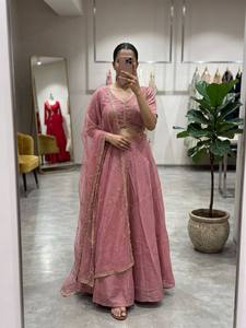 Ensemble Lehenga en Soie Tissée avec Perles, Modèle Noor, Broderie de Perles Elara Luxe, Longueur Ras du Sol, Tenue de Mariage et de Soirée - Product Image 2