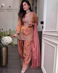 Conjunto de traje Salwar Kameez de gasa bordada morada para mujer con dupatta, cuello en V, largo completo, elegante, para fiesta - Product Image 1