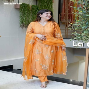 Muselina de excelente calidad con bordado de flores y hojas y detalles hechos a mano en el cuello. Conjunto listo para usar de Kurti largo, pantalón y dupatta. Proveedor indio. - Product Image 1