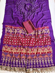 Sari en soie crêpe Ajrak Reglance Chakra Bandhani fait main avec motifs traditionnels et travail de miroir, idéal pour les festivals Gujarati, séchage rapide, infroissable - Product Image 3