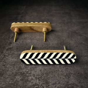 Bouton rond artistique en résine avec bordure dorée et motif noir moucheté pour la décoration intérieure - Product Image 6
