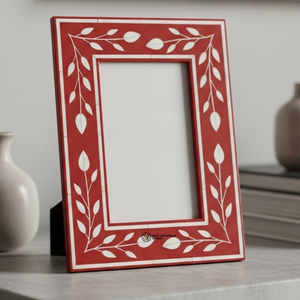 Cadre photo artisanal de luxe en os incrusté de motifs floraux rouges - Product Image 4