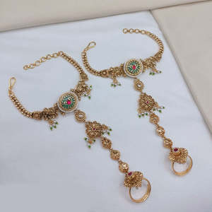 Chaîne de corps fine traditionnelle ethnique pour femme, plaquée or royal, avec pierres Pota et perles, bracelet de mariage Haath Phool - Product Image 2