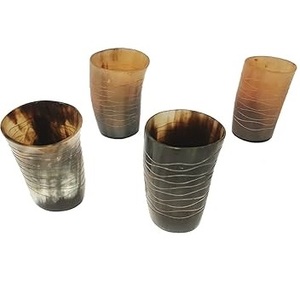 Vaso de cuerno pulido hecho a mano en Estados Unidos, tallado a mano, con diseño de animal religioso, tipo vaso de chupito vikingo, taza de regalo de boda - Product Image 1