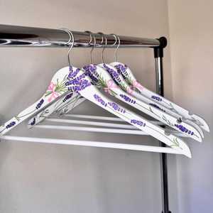 ไม้แขวนเสื้อไม้ลายดอกไม้พร้อมที่จับพลาสติก แข็งแรงทนทาน เหมาะสำหรับใช้ในบ้านและโรงแรม - Product Image 4