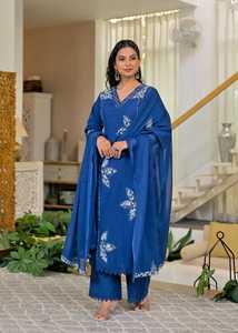 Ensemble Kurta d'été élégant en coton bleu royal premium 60x60 avec appliques brodées, pantalon et dupatta assortis pour femmes, vêtements ethniques - Product Image 3