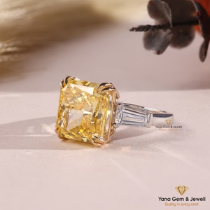 แหวนทองคำแท้ 14K ประดับเพชร CVD แล็บโกรว์ 7.00 กะรัต รับรองโดย IGI ทรงเรเดียนท์คัท ดีไซน์ทันสมัยสำหรับผู้หญิง ความใส VS2 สีเหลืองสดใส - Product Image 2