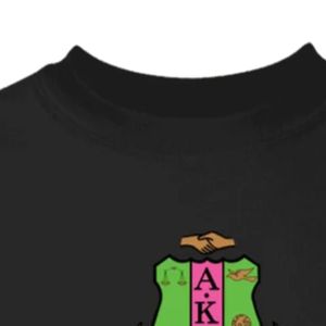Camiseta negra de manga corta con estampado de letras griegas y escudo, cuello redondo, informal, para mujer, ropa de moda urbana - Product Image 4