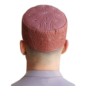 Vente en gros de bonnets de prière musulmans Kufi omanais faits à la main, neutres et variés, en mélange de coton de qualité supérieure pour mosquées - Product Image 2