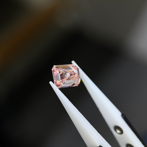 Diamant de laboratoire cultivé, taille émeraude, rose intense fantaisie, VS1, 10,00 carats, certifié IGI - Product Image 3