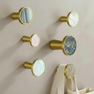 Magnifique crochet mural rond en métal et résine, organisateur multifonction idéal pour les vestes, les sacs, les serviettes et pour accrocher de petites jardinières, en provenance d'Inde. - Product Image 3