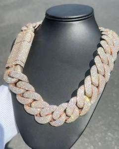 Nouveau Collier Chaîne Cubaine Moderne de Luxe en Or et Argent Sertie de Diamants pour Fêtes et Cadeaux, Disponible à la Vente - Product Image 3