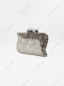 Bolso de mano artesanal de nácar con marco floral plateado y asa esculpida, bolso de noche de lujo para bodas y fiestas. - Product Image 3