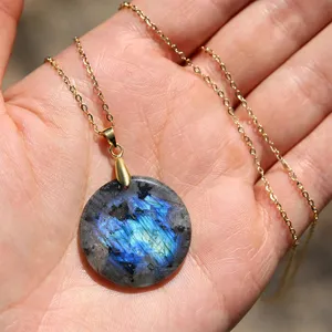 Collier pendentif disque en pierres précieuses naturelles Onyx noir Quartz rose Labradorite Lapis-lazuli Laiton finition or et argent Vente en gros - Product Image 4