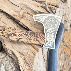 Hache Viking Industrielle au Design Traditionnel Scandinave, Faite à la Main, Lame en Acier Carbone et Manche en Bois pour le Camping, le Bushcraft et la Décoration Intérieure - Product Image 5
