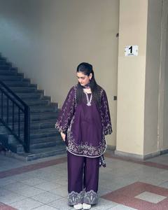 Ensemble Kurta en soie brodée violette pour femme, coupe ample, style traditionnel indien pakistanais, longueur cheville, idéal pour les fêtes - Product Image 4