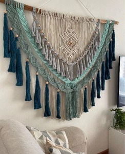 Tapiz de macramé en tonos oscuros, ideal para decoración de cafeterías y salones, crea un ambiente sombrío y moderno. Venta al por mayor desde India. - Product Image 5