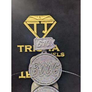 Pendentif rond serti de diamants Moissanite VVS avec pavé complet en argent sterling 925, bijoux de style hip-hop pour hommes, par Trisha Jewels - Product Image 1