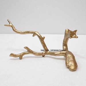 Sculpture de table unique en aluminium moulé, design branche d'arbre, finition dorée, aspect luxueux - Product Image 1