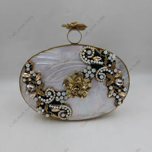 Pochette ovale artisanale indienne en nacre avec cadre en laiton, décorations florales en cristal, sac de soirée luxueux fait main pour femmes - Product Image 5