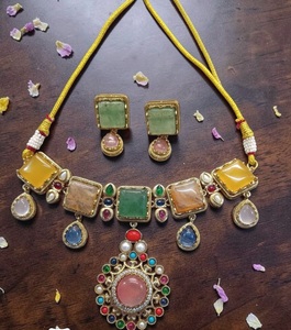 Ensemble de collier ras-de-cou en moissanite plaqué or de qualité supérieure, élégant et raffiné, pour femmes, idéal pour les occasions classiques et les soirées - Product Image 2